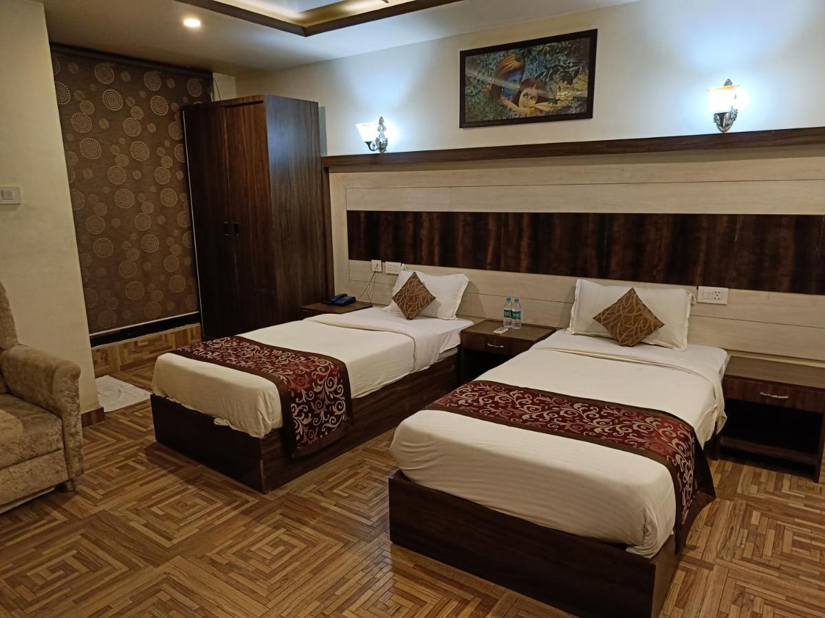 Hotel The Grand Orion Chinhat Exterior foto